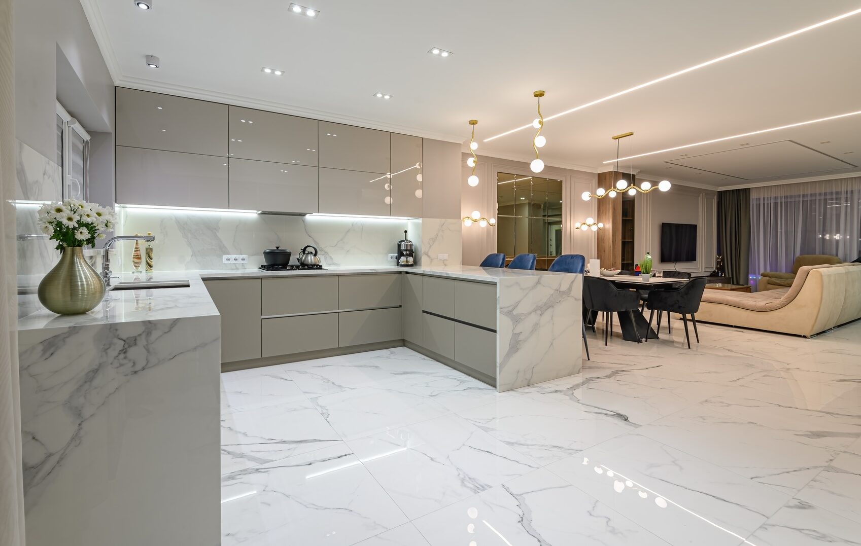 Moderna dnevna soba z luksuzno keramiko